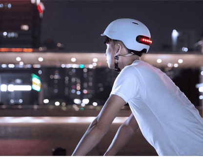 Cycling sports protection helmet. (Light sensing mode, phone answering, GPS navigation, brake warning lights, MP3 + light endurance of 6h, 2X1W stereo voice control - Discount Msrp 