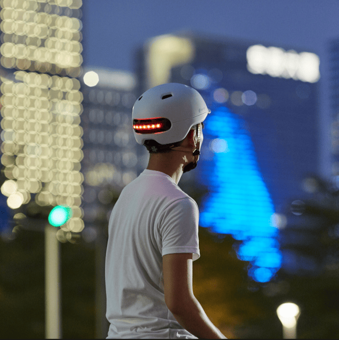 Cycling sports protection helmet. (Light sensing mode, phone answering, GPS navigation, brake warning lights, MP3 + light endurance of 6h, 2X1W stereo voice control - Discount Msrp 