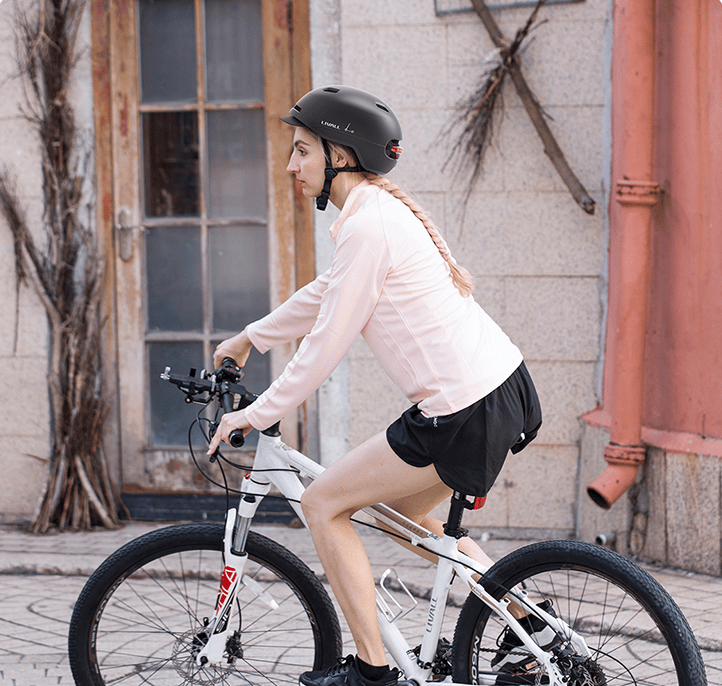 Cycling sports protection helmet. (Light sensing mode, phone answering, GPS navigation, brake warning lights, MP3 + light endurance of 6h, 2X1W stereo voice control - Discount Msrp 