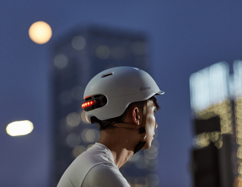 Cycling sports protection helmet. (Light sensing mode, phone answering, GPS navigation, brake warning lights, MP3 + light endurance of 6h, 2X1W stereo voice control - Discount Msrp 